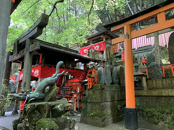 青紅葉のかかった眼力社