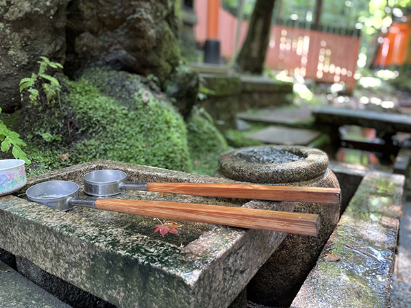 涼しげな夏の眼力社の手水とひしゃく